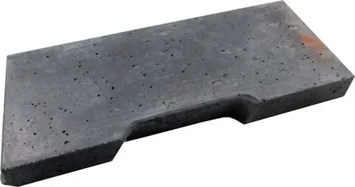 Grau betonter Deckstein aus Beton, mit glatter Oberfläche und leicht abgerundeter Kante, geeignet für die Montage in Brennkammern von Wolf-Produkten.